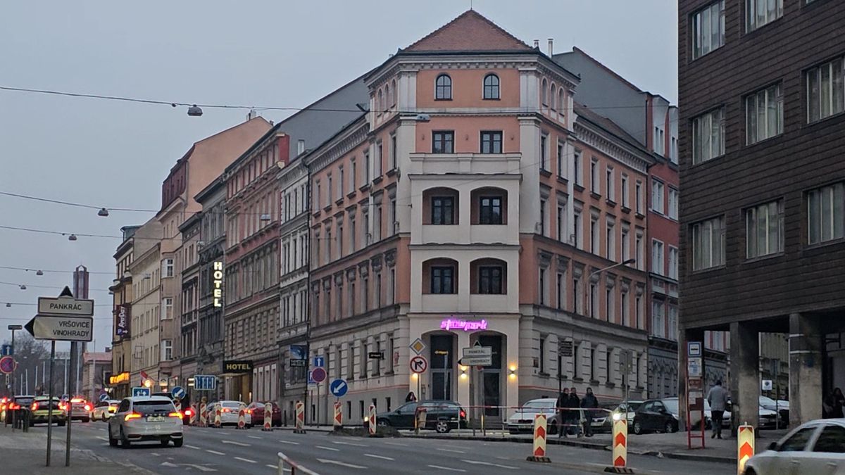 Známý erotický klub se přestěhoval do centra Prahy. Oficiálně je to hotel